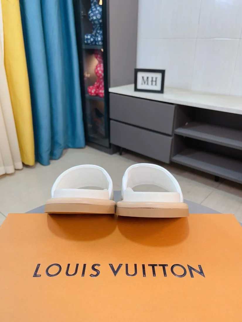 Ex-factory price 360🌹🌹 (lv-Louis Vuitton) New men's slippers, high-end boutique, exquisite embossed logo decoration on the upper, fine workmanship, super soft soles, casual, loose and comfortable, a must-have in summer! \nsize：38-44